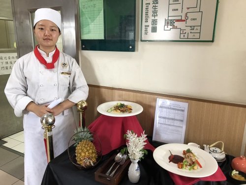 學生與作品合照