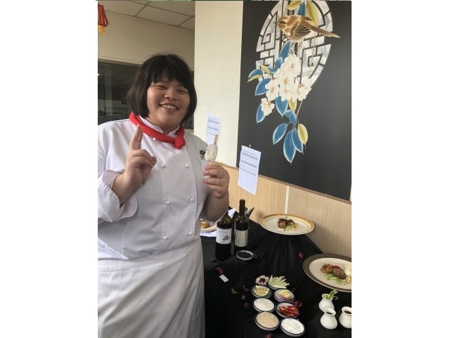 學生與作品合照