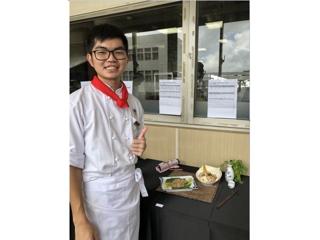 學生與作品合照