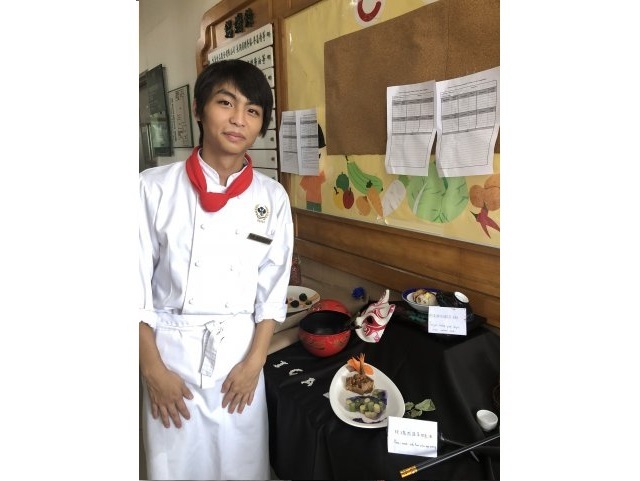 學生與作品合照