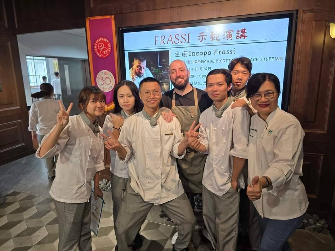 Chef與師生一同合影