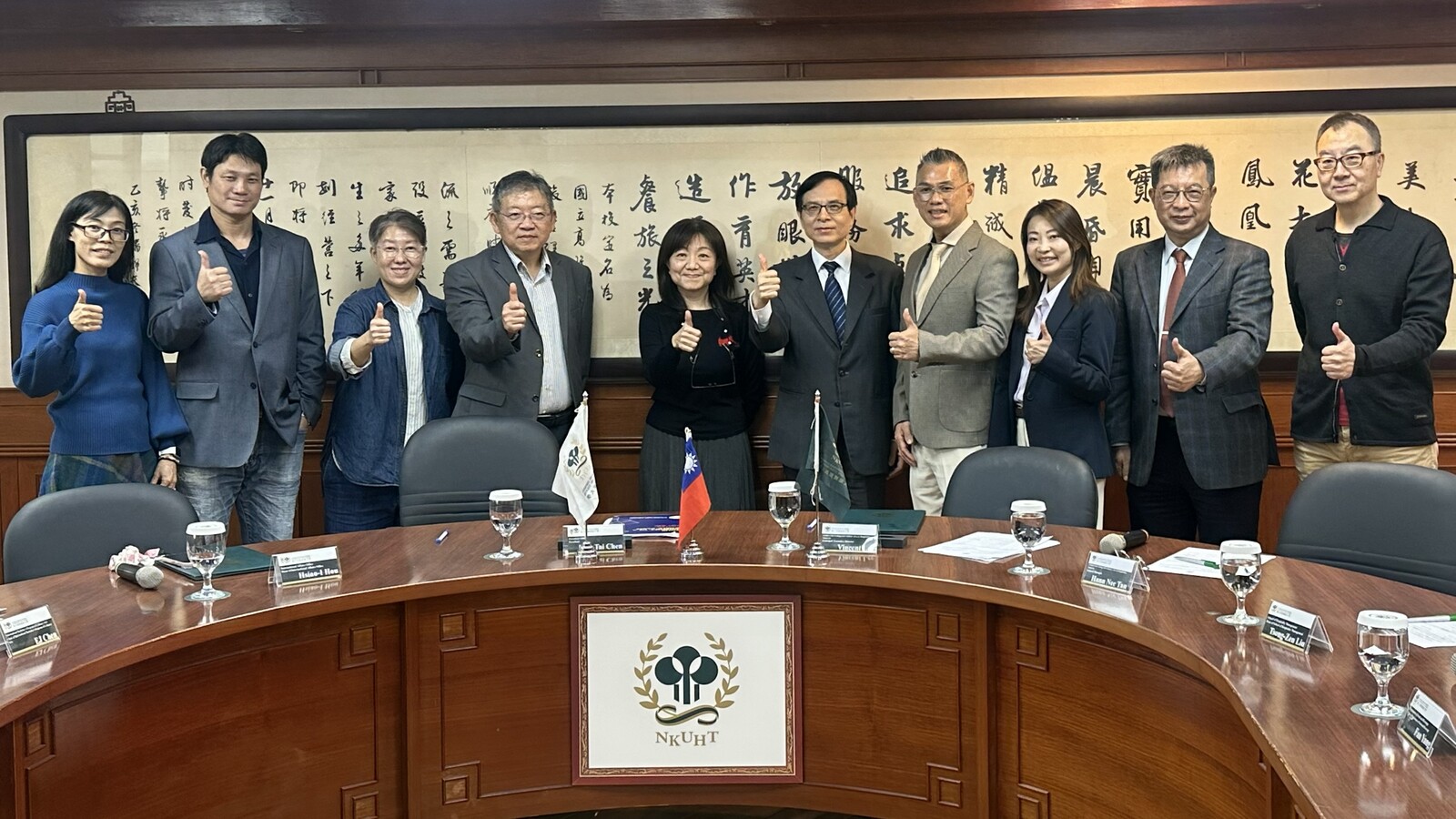 (右五)本校陳校長、(右四)友校李校長、(右三)友校陳總經理、(左五)本校侯國際長、(左四)本校國廚學程程主任