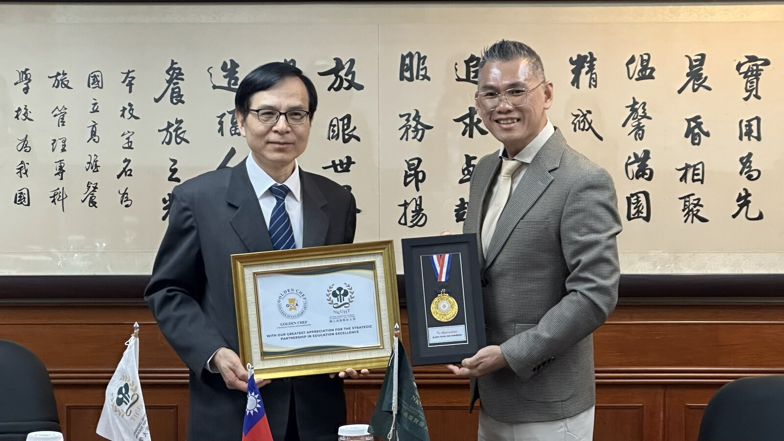 雙方致贈禮品，象徵友宜的橋樑