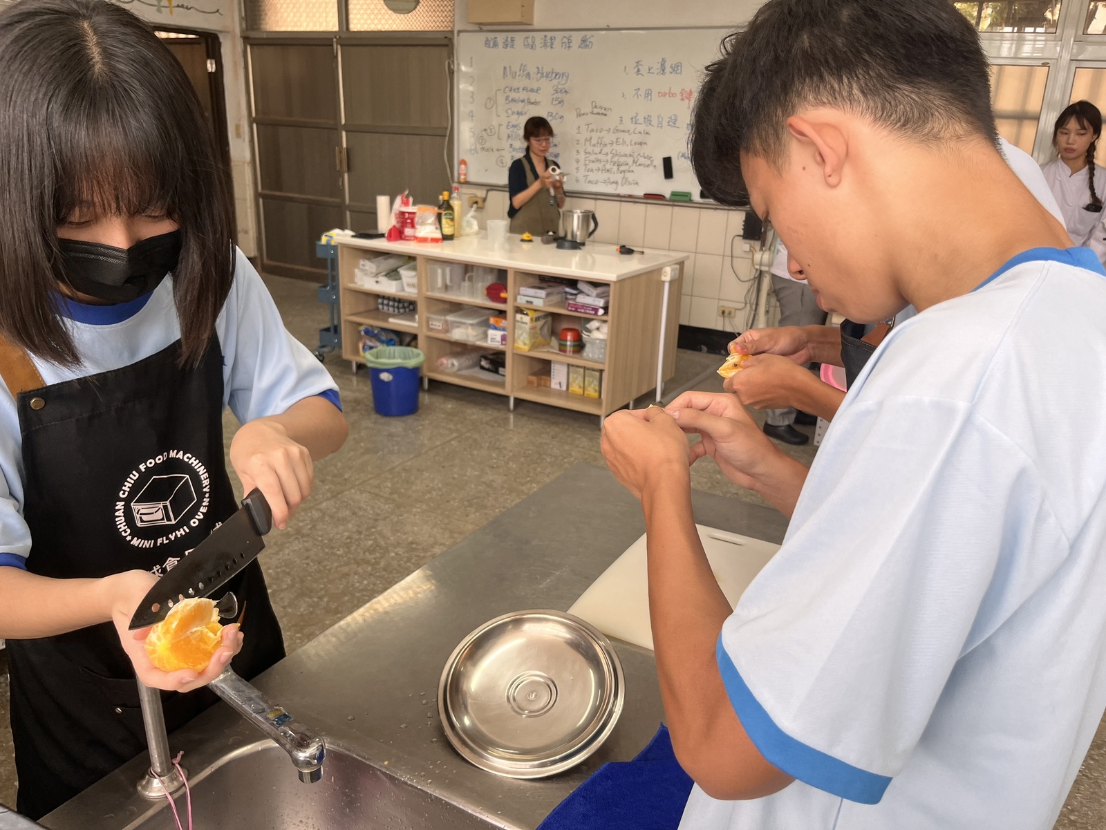 前鎮高中的學生細心學習