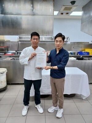 國際學院院長楊文賢頒發感謝狀於主厨Xavier Yeung