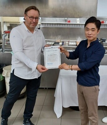 國際學院院長楊文賢頒發感謝狀於主厨Thomas Bühner