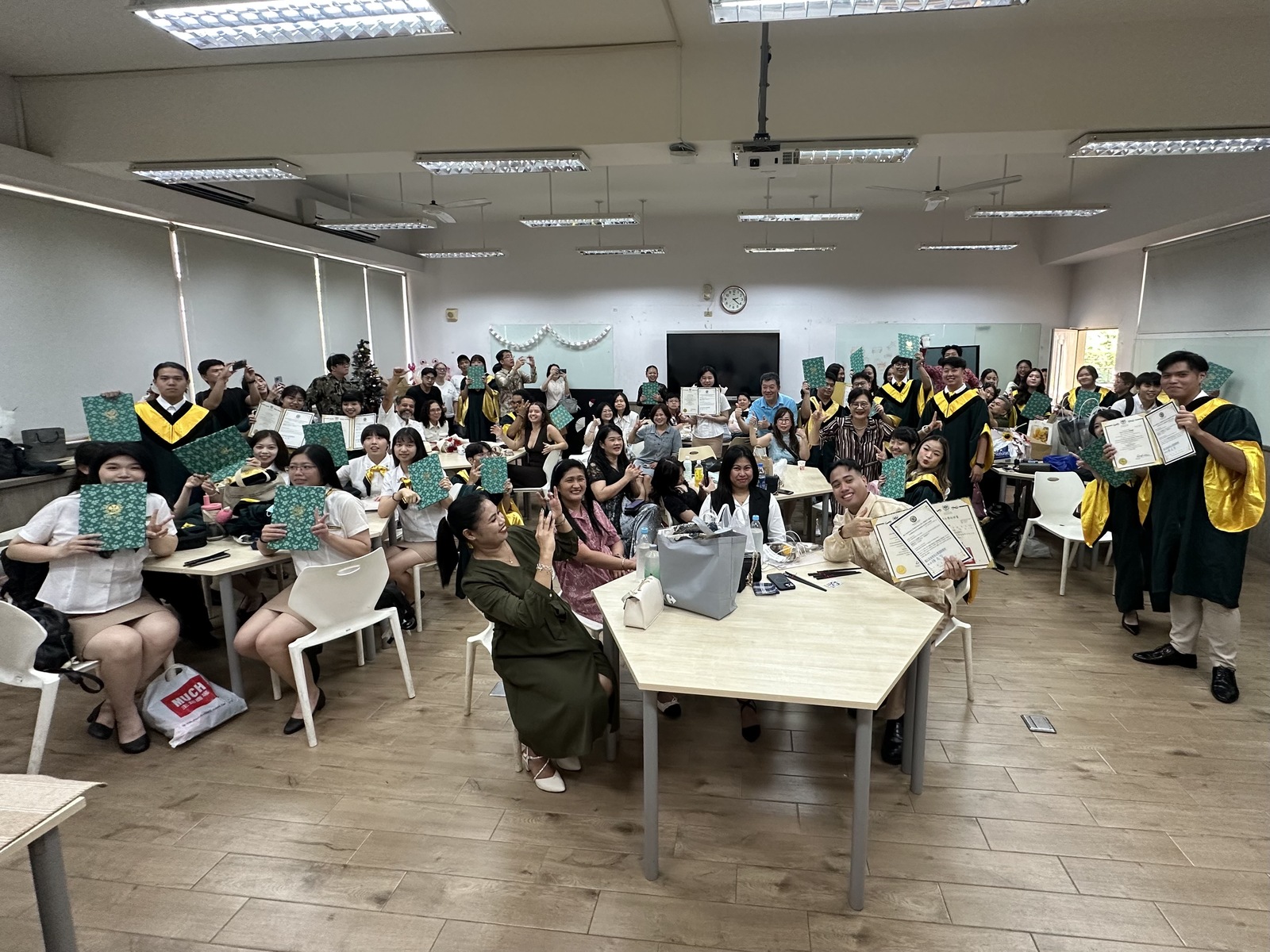 畢業生全體大合照