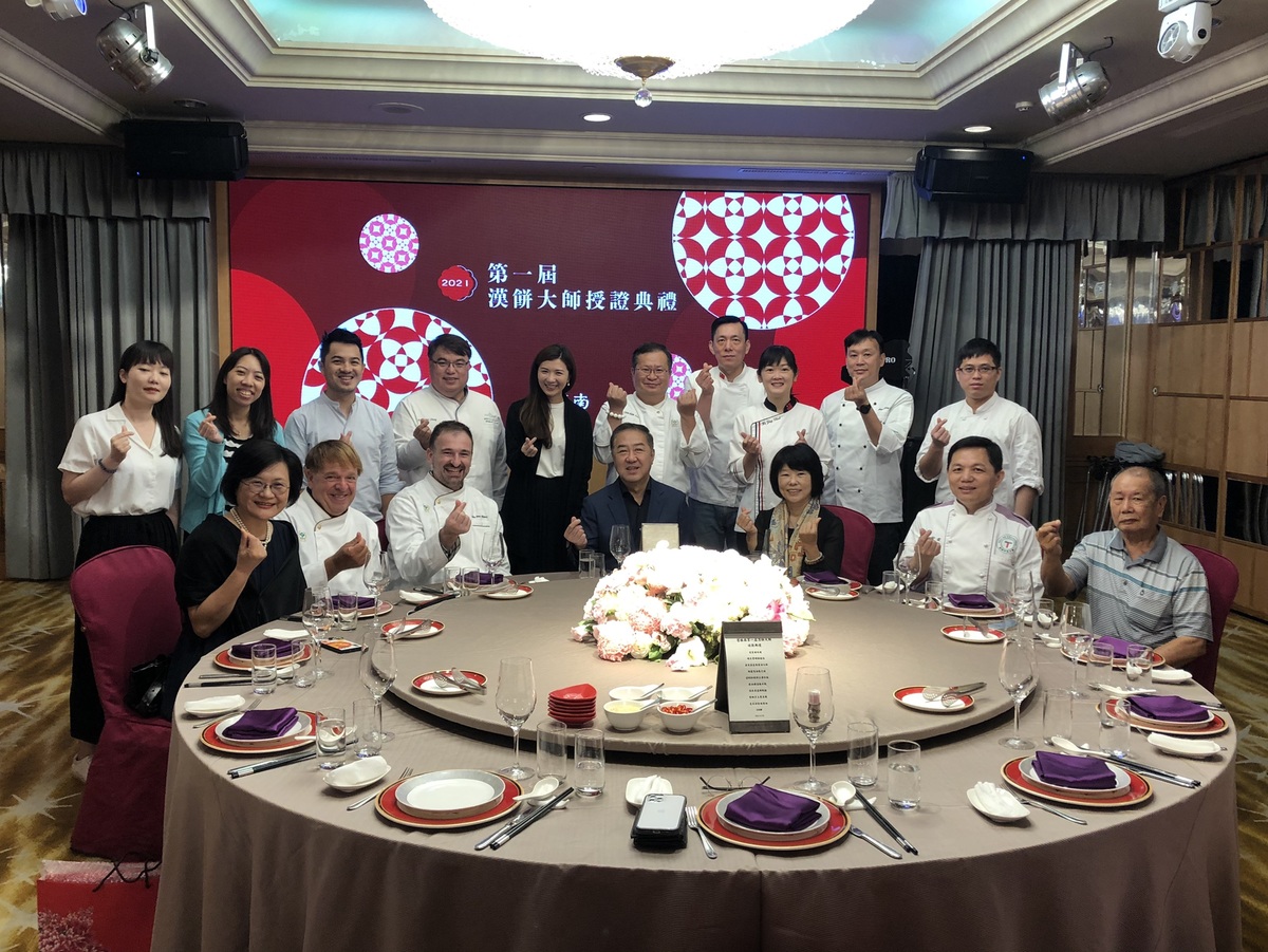 A celebration luncheon for all the Chef participants sponsored by JZN chairman and president 李雄慶 Eric H.C. Lee (front centre).