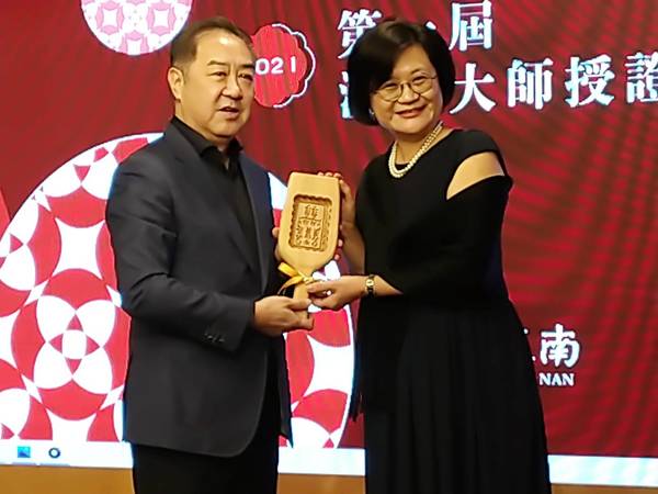 JZN chairman and president 李雄慶 Eric H.C. Lee presenting 江敏慧 Kimberly Minhuei Chiang with a personalized pastry mold for successful completion of Han Bing.