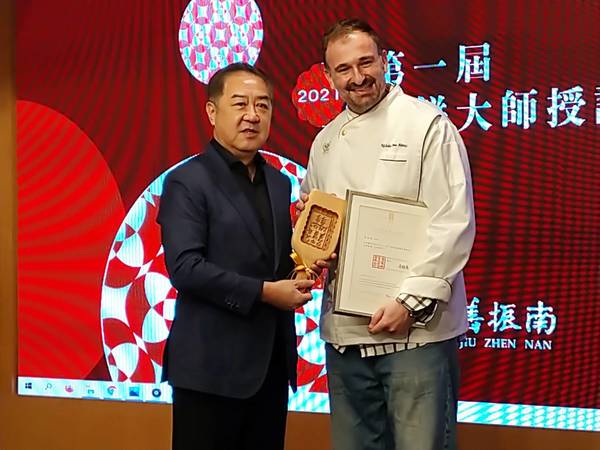 JZN chairman and president 李雄慶 Eric H.C. Lee presenting Chef Nicholas with certificate of successful completion of Han Bing.