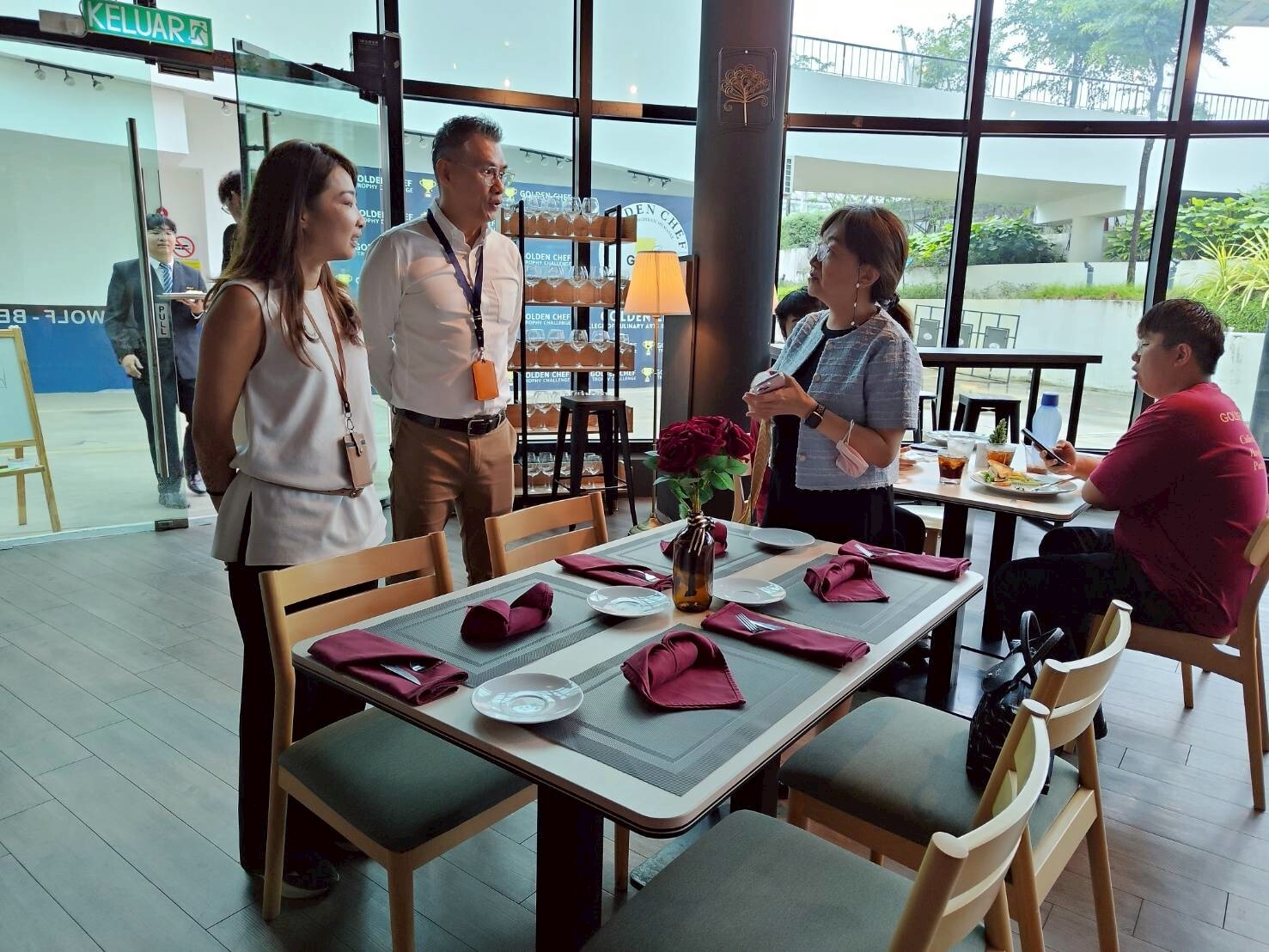 侯國際長(右二)與馬來西亞學者交流