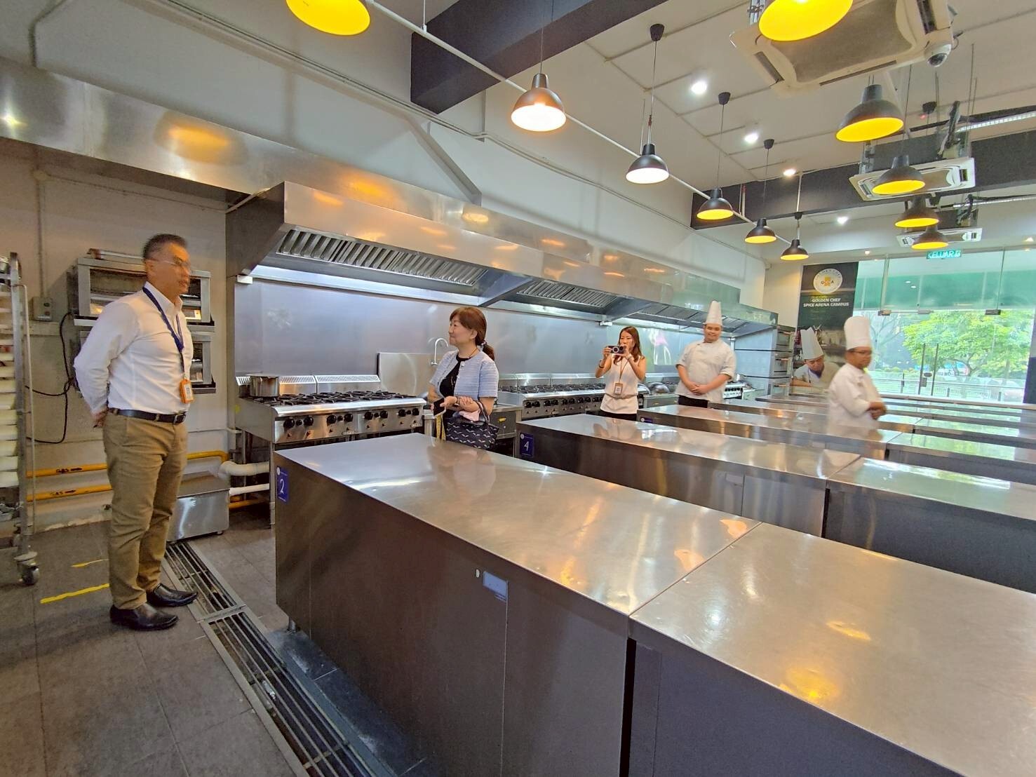 侯國際長(左二)與馬來西亞學者交流