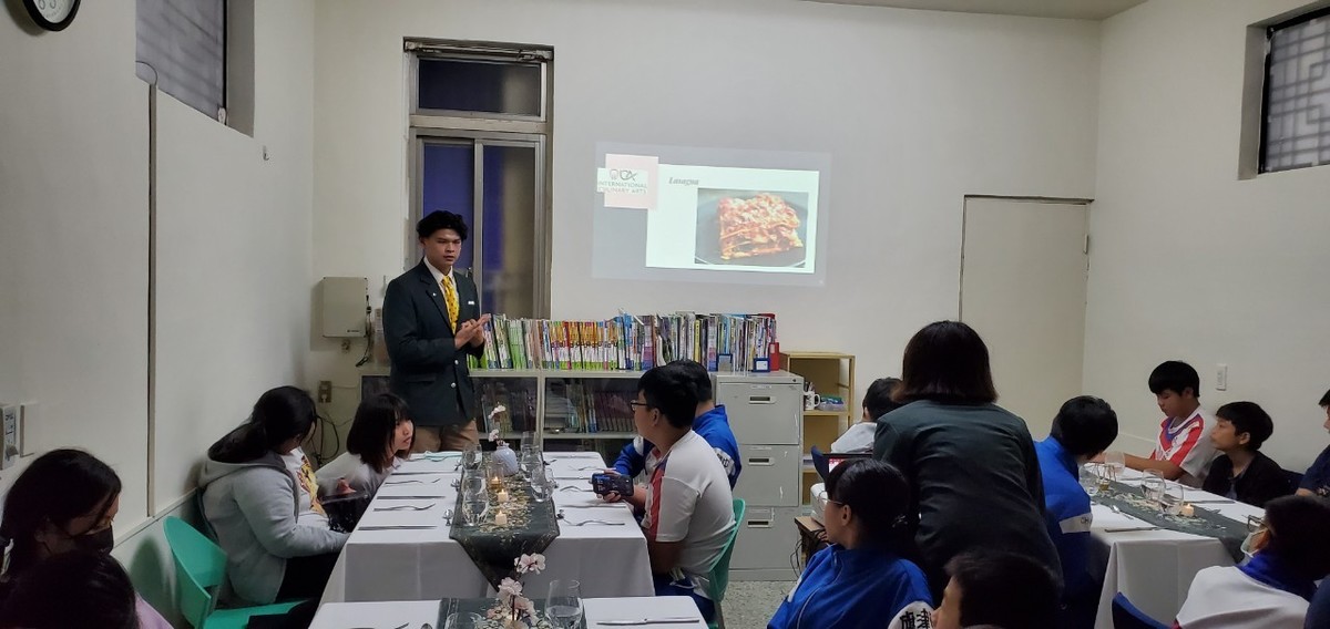 國廚系同學介紹菜餚歷史與製作過程