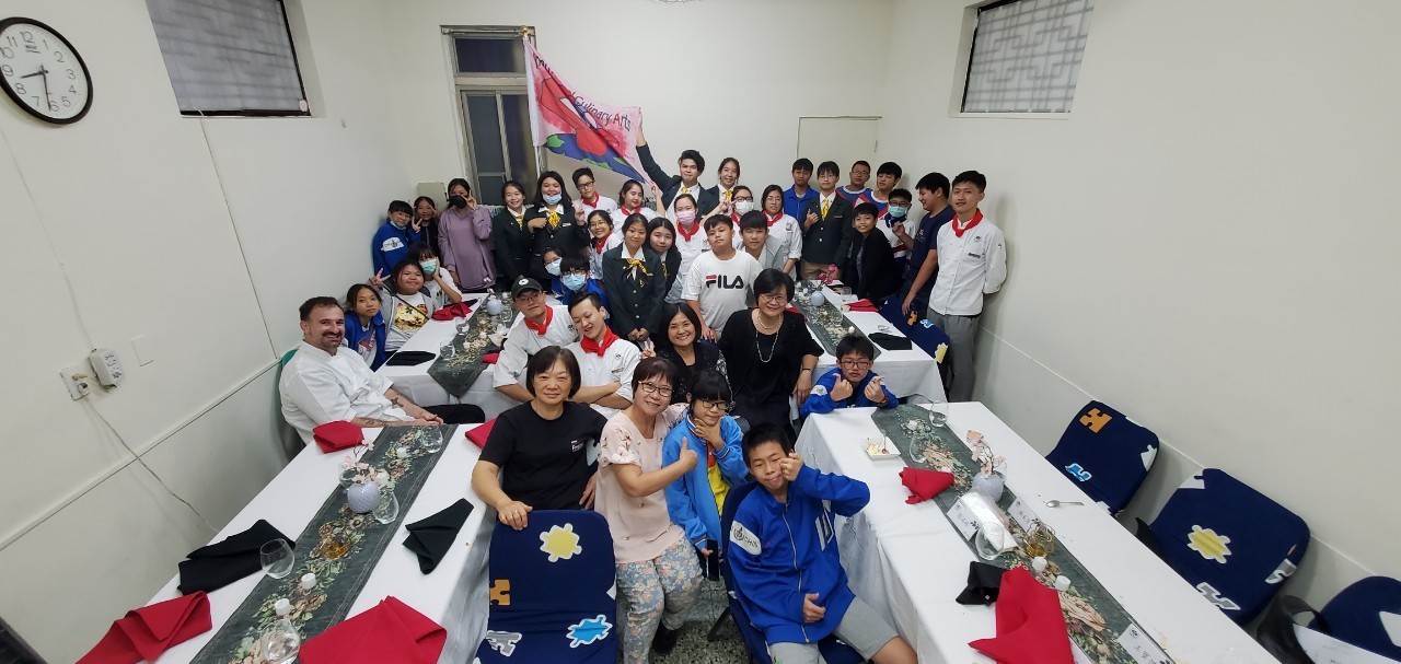 國廚系主任，同學與華遠兒童服務中心同仁、小朋友大合照